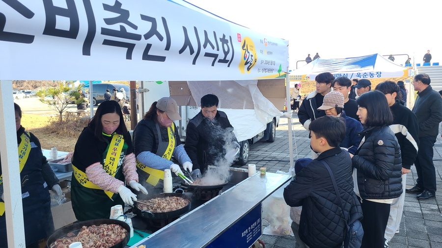 ▲ 경북농협(본부장 임도곤)은 지난 10일 ‘2024 성주참외 전국마라톤대회’에서 한돈소비촉진 시식회를 진행했다.ⓒ경북농협