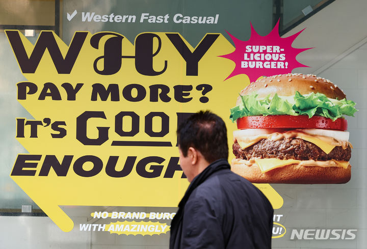 ▲ 통계청에 따르면 지난 달 외식 물가 상승률은 3.8%로 전체 평균 3.1%보다 높은 것으로 나타났다. 품목별로는 햄버거가 8.2%로 오름폭이 가장 컸다. 사진은 서울 시내 한 햄버거 매장.ⓒ