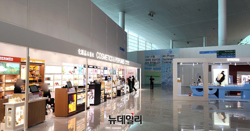 ▲ 인천국제공항 T2 듀플렉스 매장이 예정된 구역. 임시 가설 매장으로 운영되고 있다.ⓒ강필성 기자