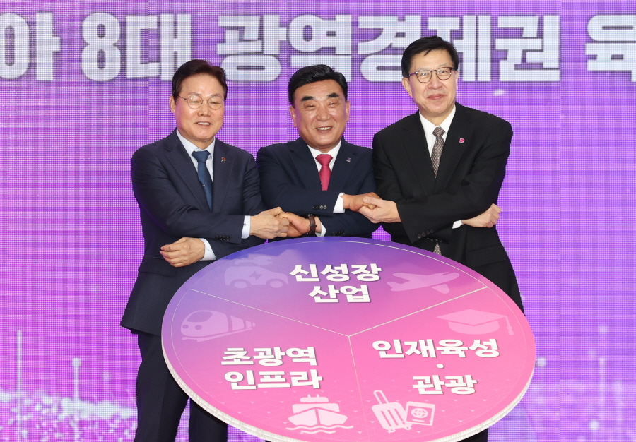 ▲ 박완수 경남도지사, 박형준 부산시장, 김두겸 울산시장이 ‘제2회 부울경 정책협의회’에서 핵심프로젝트 공동발표를 했다. ⓒ경남도 제공