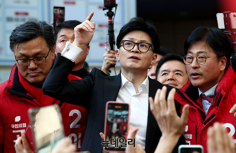 ▲ 한동훈 국민의힘 비상대책위원장이 11일 오후 경기 고양시 일산 라페스타에서 열린 고양시민과의 기자간담회를 마치고 발언하고 있다.ⓒ경기 고앙=서성진 기자