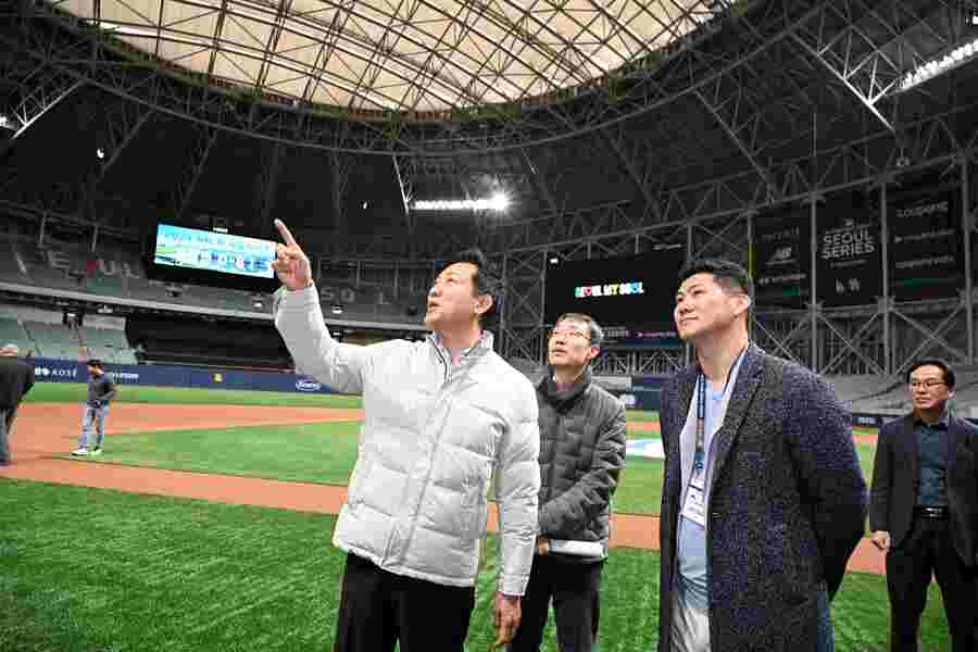 ▲ 오세훈 서울시장이 '2024 MLB 월드투어 서울 시리즈' 개막전에 앞서 12일 오전 고척스카이돔을 찾아 그라운드를 점검하고, 관계자들과 대화를 나누고 있다. (사진 왼쪽부터 오세훈 시장, 김영환 서울시 체육정책국장, 송선재 MLB 코리아 지사장, 이용노 서울시설공단 문화체육본부장). ⓒ서울시 제공
