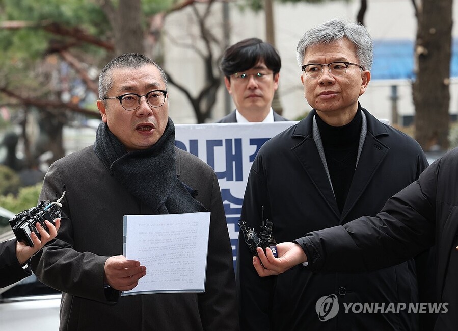 ▲ 김택우 대한의사협회 비상대책위원장(오른쪽)과 박명하 의협 비대위 조직강화위원이 12일 오전 전공의 집단 사직 공모 의혹과 관련한 경찰 소환 조사를 받기 위해 서울 마포구 서울경찰청 공공범죄수사대로 출석하며 입장을 밝히고 있다. ⓒ연합뉴스