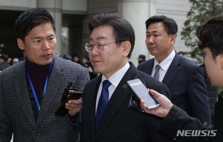 ▲ 이재명 더불어민주당 대표가 12일 오후 서울 서초구 서울중앙지법에서 열린 '대장동 배임 및 성남FC 뇌물 의혹' 1심 15차공판에 출석하고 있다. ⓒ뉴시스