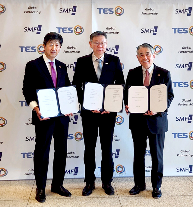 ▲ (좌측부터)히로츠구 하라다 SMFLR CEO와 테렌스 응 테스 CEO, 마사키 타치바나 SMFL CEO가 기념촬영을 하고 있다. ⓒSK에코플랜트