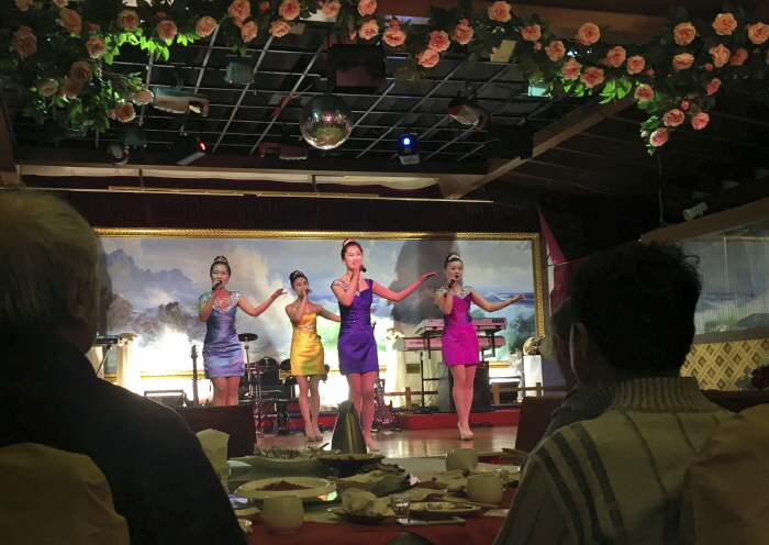 ▲ 중국 정부가 지난 2017년 9월 28일 120일 내 폐쇄조치를 내렸던 베이징 옥류관 식당의 공연 모습. ⓒAP/뉴시스