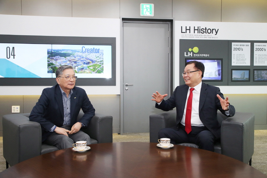 ▲ 홍남표(오른쪽) 창원시장이 이한준 LH사장과 면담을 하고 있다.  ⓒ창원시 제공
