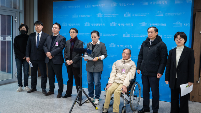 ▲ 한국중증질환연합회 소속 환자단체 대표들이 지난달 29일 국회에서 의료대란을 비판하고 있다. ⓒ한국중증질환연합회