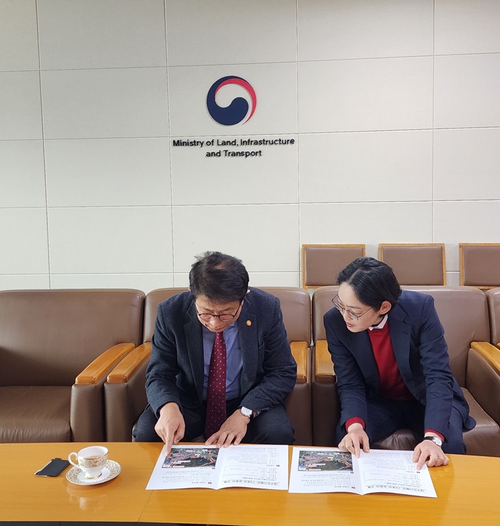 ▲ 조지연 국민의힘 경산시 국회의원 예비후보는 국토부 장관과 면담을 통해 ‘도시철도 1·2호선 순환선 구축’ 등 교통현안에 대한 원활한 사업 진행 필요성을 강조하며, 폭넓게 의견을 공유했다.ⓒ조지연 예비후보실