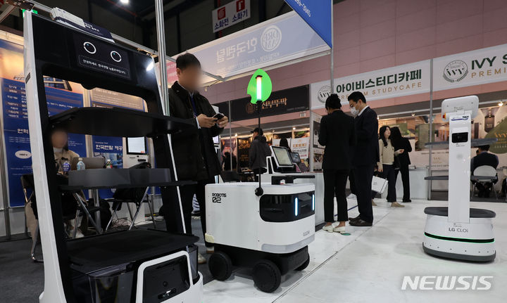 ▲ 서울에서 열린 한 창업박람회에 스마트 서빙로봇이 전시돼 있는 모습. ⓒ뉴시스