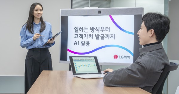 ▲ LG화학 임직원이 코딩없이 활용 가능한 AI 분석 플랫폼 활용 방법을 교육하고 있다ⓒLG화학