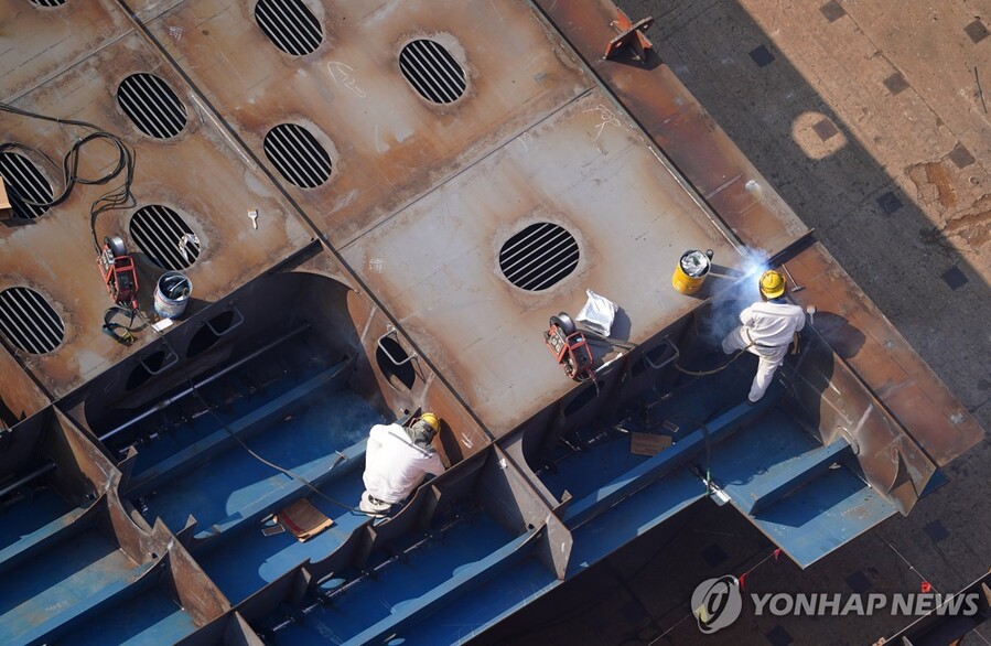 ▲ 중국 조선소에서 작업하는 노동자들. ⓒ신화/연합뉴스