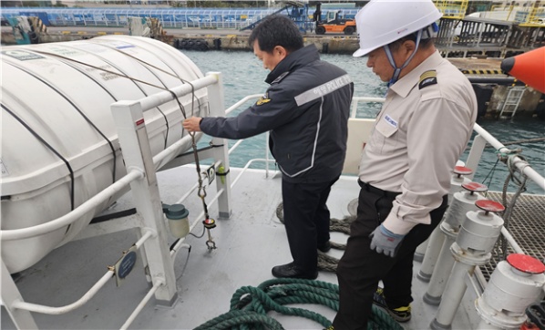 ▲ 해양수산부와 한국해양교통안전공단 합동점검반이 여객선을 점검하는 모습. ⓒ해양수산부 제공
