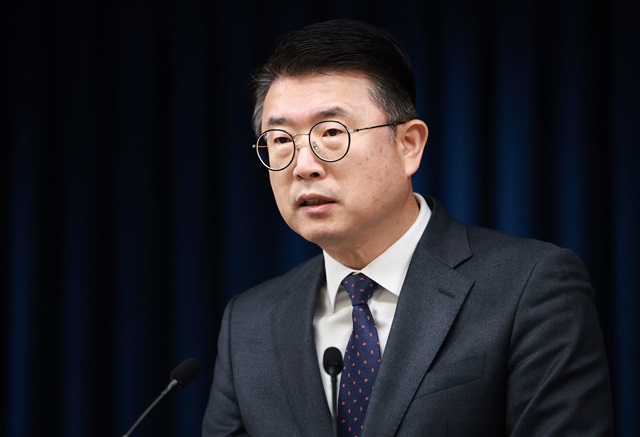 ▲ 장상윤 대통령실 사회수석이 28일 서울 용산 대통령실 청사에서 교육발전특구 시범지역 1차 지정 관련 브리핑을 하고 있다. (대통령실통신사진기자단) 2024.02.28. ⓒ뉴시스