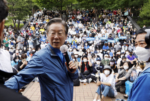 ▲ 이재명 더불어민주당 의원이 2022년 6월 인천 계양산 야외공연장에서 열린 ‘이재명과 위로걸음, 같이 걸을까’ 만남에서 지지자들과 대화를 하고 있다. ⓒ뉴시스