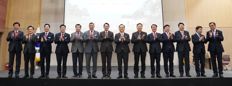 ▲ 충남시장군수들이 13일 공주 아트고마센터에서 민선 8기 2차연도 정기회를 연 뒤 기념촬영을 하고 있다.ⓒ천안시