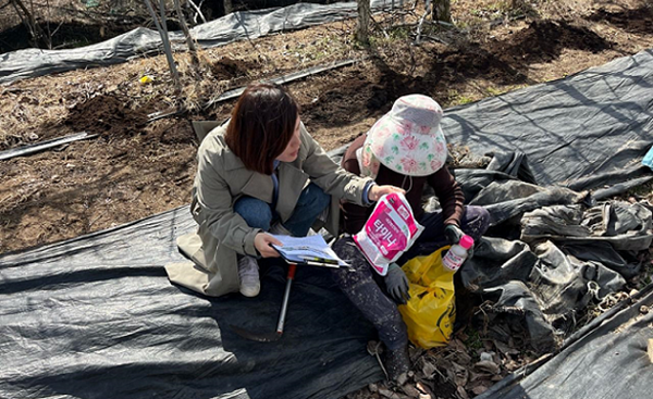 ▲ 대전농업기술센터 관계자가 지역 내 과수농가에과수화상병 예방 약제를 배포하고 있다.ⓒ대전시