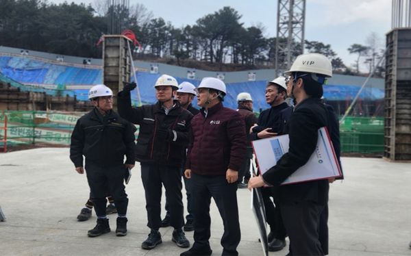 ▲ 서철모청장이 지난 12일부터 현장방문은 연면적 3000㎡이상의 공동주택 건축공사장 7개소를 대상으로 안전점검을 진행하고 있다.ⓒ서구