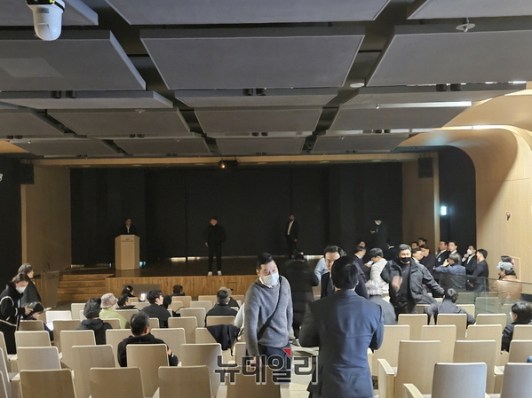 ▲ 조대웅 셀리버리 대표가 발언을 마친 뒤 건물관리인이 회사 관계자와 주주들의 퇴거를 요구하면서 소등했다.ⓒ최영찬 기자