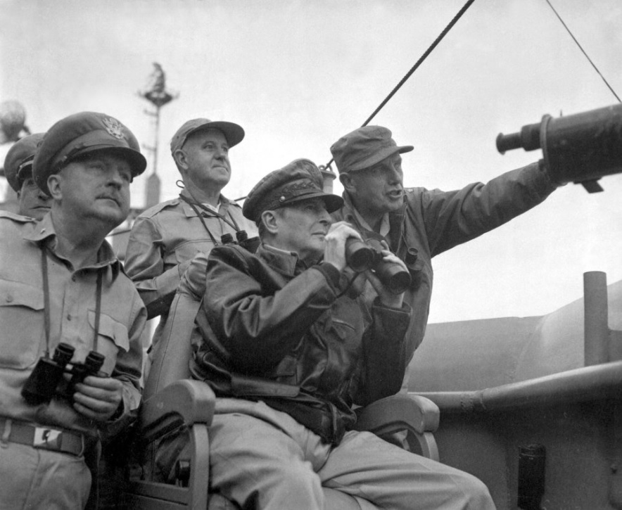▲ 기함 맥킨리호에서 맥아더 장군이 쌍안경을 가지고 상륙작전을 지휘하는 모습.