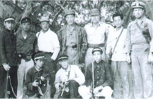 ▲ 유진 클라크 대령(오른쪽)이 지휘한 '잭슨작전'에 참여한 특공대 켈로(KLO)부대 한국군들.