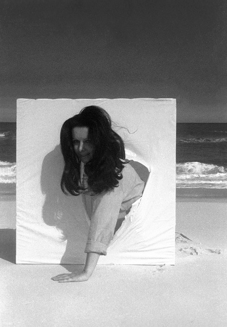 ▲ Lygia Pape O Ovo (The Egg) 1967 Performance at Barra da Tijuca, Rio de Janeiro, 1967 ⓒProjeto Lygia Pape