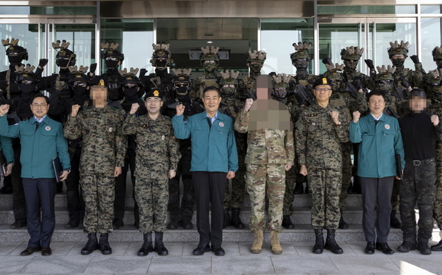 ▲ 신원식 국방부 장관이 13일 경기 이천 육군특수전사령부를 방문해 대비태세를 점검한 뒤 특전사령관 및 특전요원들과 함께 기념촬영 하고 있다. ⓒ국방부 제공