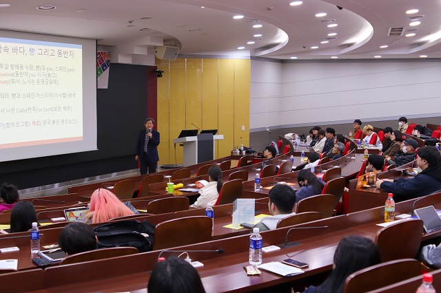 ▲ 동국대 WISE캠퍼스는 지난 12일 원효관 글로벌에시스홀에서 경주시 후원으로 윤학배 전 해양수산부 차관을 초청해 ‘경주형 세계시민교육 초청강연’을 열었다.ⓒ동국대 WISE캠퍼스