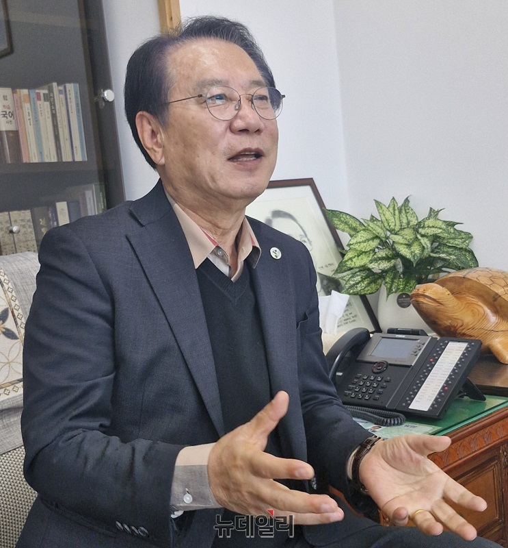 ▲ 송인헌 군수는 ‘자연’과 농촌, 산업을 접목시켜 주민 바램인‘발전하는 괴산’을 만들어가겠다고 밝혔다.ⓒ뉴데일리