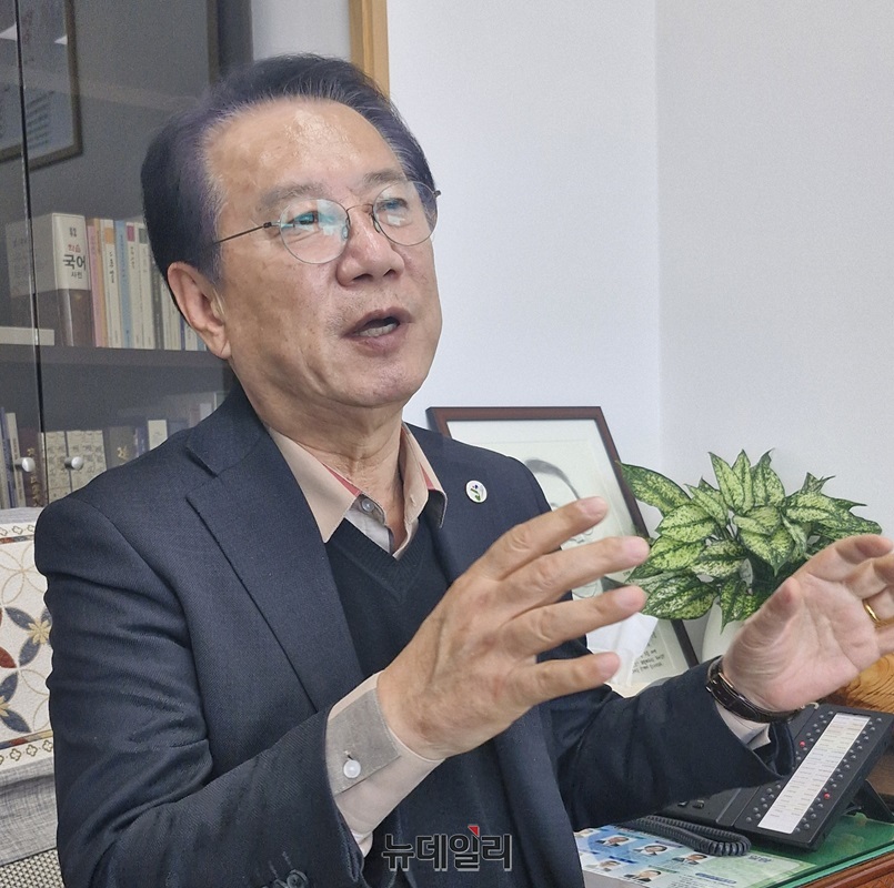 ▲ 송인헌 군수는 타시군 지방정원과 차별화된 '산림형 지방정원' 조성을 강조했다. ⓒ뉴데일리