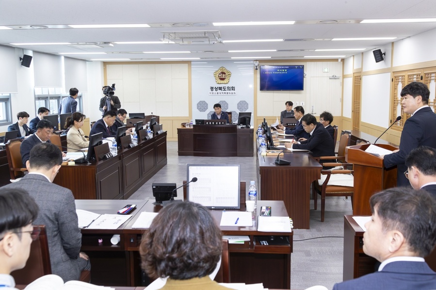 ▲ 경북도의회 지방소멸대책특별위원회(위원장 김창기)는 제345회 임시회 기간 중 3월 12일 지방소멸 관련 부서로부터 2024년도 핵심이슈인 저출생 극복관련 업무보고를 청취하고 질의·토론을 진행했다.ⓒ경북도의회