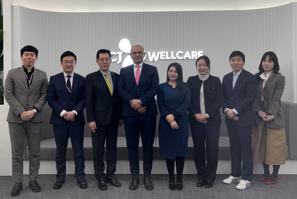 ▲ 13일 오전 CJ웰케어 본사에서 CJ웰케어 주요 경영진과 콜롬비아 대표단이 함께 기념사진을 촬영하고 있다. (왼쪽 세번째부터 박성선 CJ웰케어 대표, 알레한드로 펠라에스(Alejandro Pelaez) 주한 콜롬비아 대사, 셜리 베가(Shirley Vega) 프로콜롬비아 지사장)ⓒCJ웰케어
