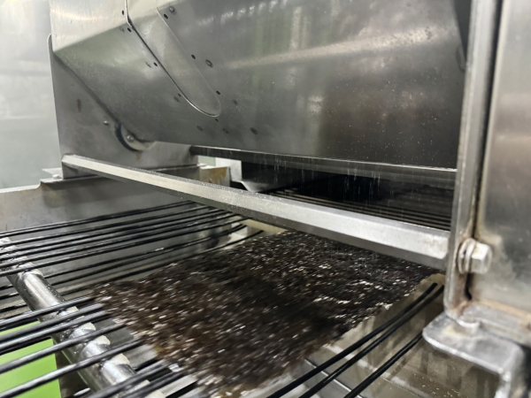 ▲ 이물선별 후 1차 구이가 완료된 김에 소금을 도포하는 모습ⓒ최신혜 기자