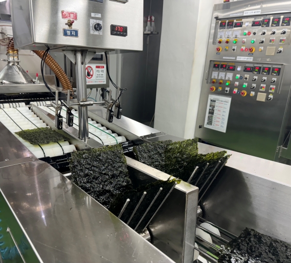 ▲ 구이가 완료된 김이 정해진 수량만큼 계수되는 중이다. ⓒ최신혜 기자