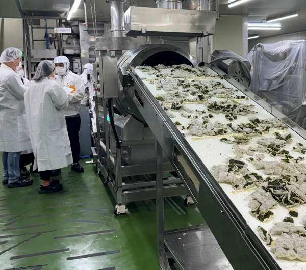 ▲ 유탕된 라이스칩과 김을  시즈닝 도포 공정으로 이송하고 있다.ⓒ최신혜 기자