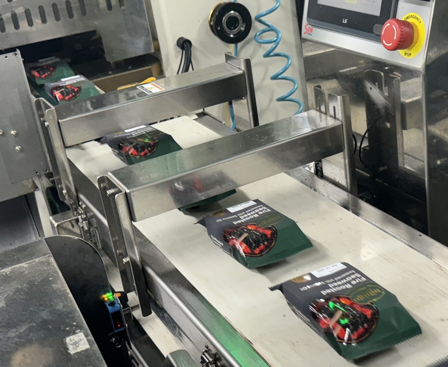 ▲ '비비고 직화구이 김' 이 포장돼 나오는 모습. 최근 변경한 BI가 적용됐다. ⓒ최신혜 기자