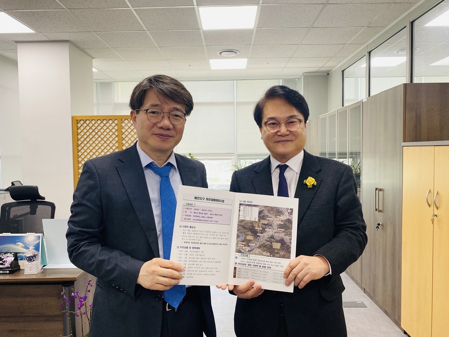 ▲ 김하수 청도군수(오른쪽)는 13일  김동일 기획재정부 예산실장을 만나 청도군 매전면을 종점으로 하는 국도 58호선의 연장을 통한 광역도로망 구축 건의, 국도 위험도로 및 병목지점 개선사업이 조기 착공될 수 있도록 국가사업을 건의·설명했다.ⓒ청도군