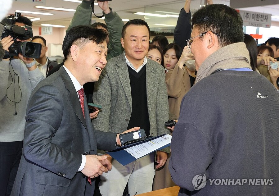 ▲ 휴대전화 유통점 업주와 대화 나누는 강도현 차관 ⓒ연합뉴스