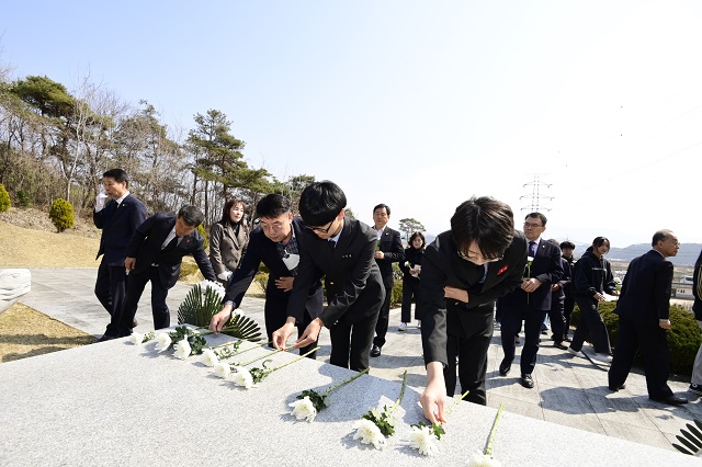 ▲ 전북 남원시는 14일 김주열열사 추모공원에서 4.19혁명의 기폭제가 되어 우리나라 민주화의 횃불을 밝힌 故김주열 열사의 제64주기 제향을 올렸다.ⓒ김주열열사기념사업회제공