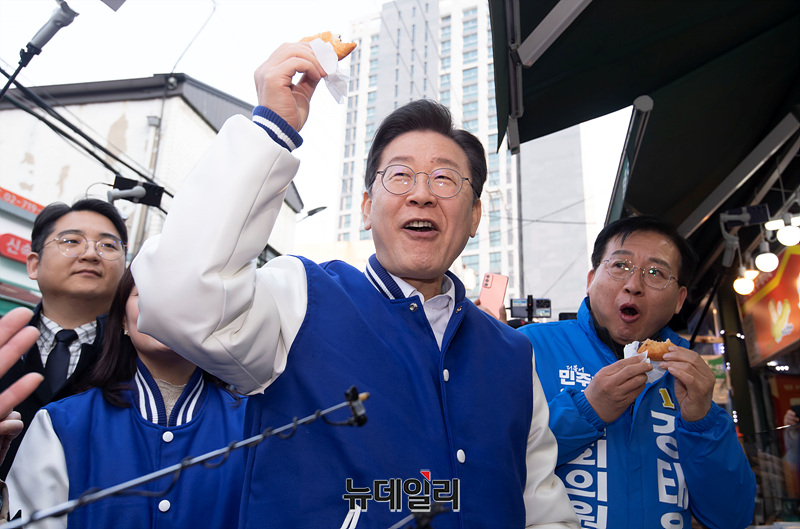 ▲ 이재명 더불어민주당 대표가 지난 13일 오후 서울 용산구 용문전통시장에서 강태웅 용산구 예비후보와 팥빵을 시식하고 있다.
 ⓒ서성진 기자