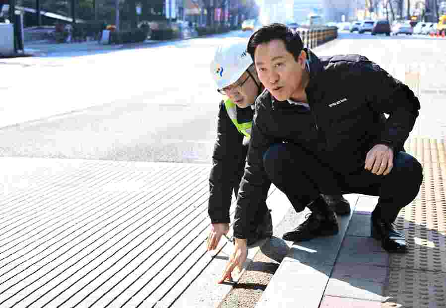 ▲ 오세훈 서울시장이 14일 오전 용산구 내 버스전용차로에 설치된 고강성 조립식 콘크리트를 살펴보고 있다. ⓒ서울시 제공