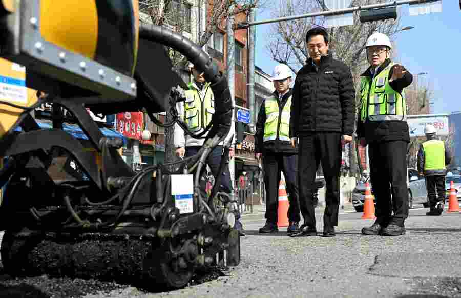 ▲ 오세훈 서울시장이 14일 오전 용산구 내 버스전용차로에 설치된 고강성 조립식 콘크리트를 살펴보고 있다. ⓒ서울시 제공