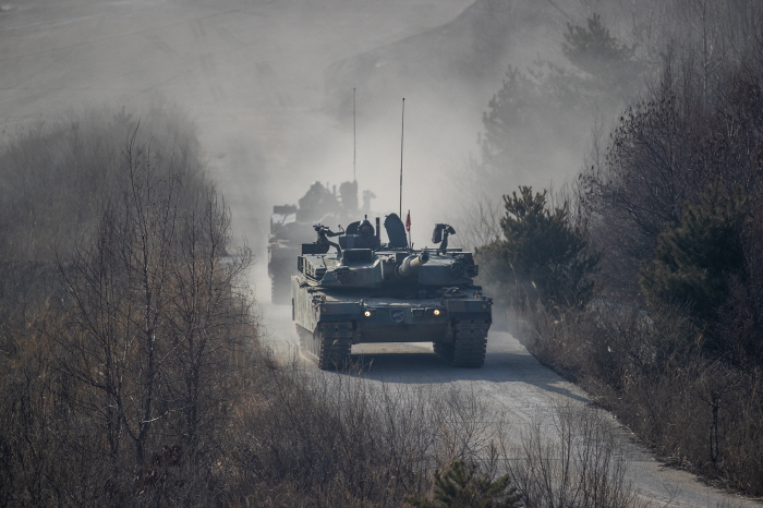 ▲ 수도기계화보병사단의 K1A2전차가 작전지역을 향해 기동하고 있다. ⓒ육군 제공