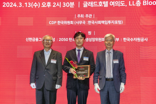 ▲ 추영기 현대건설 안전사업지원실장 상무(가운데)가 CDP 한국위원회 주요 관계자들과 기념촬영을 하고 있다. ⓒ현대건설