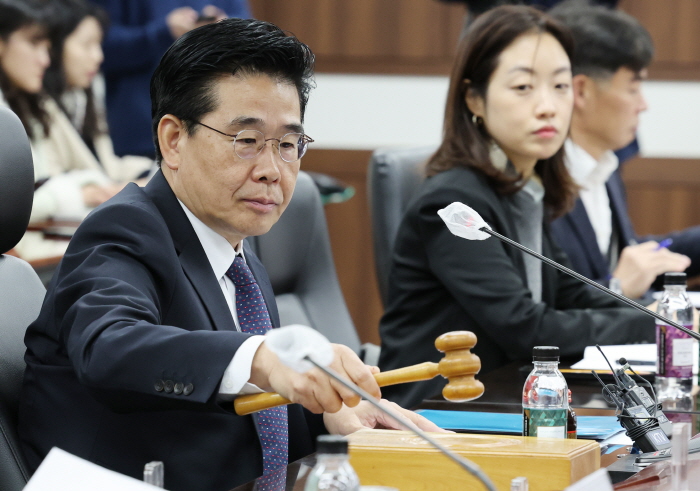 ▲ 강종석 납북자대책위원회 부위원장이 2023년 11월 14일 오전 서울 종로구 정부서울청사에서 열린 '2023년도 납북자대책위원회'에 참석해 개회를 선언하며 의사봉을 두드리고 있다. 납북자대책위는 2011년 말 설치돼 2012년 6월 회의 이후 11년 만에 열렸다. ⓒ뉴시스