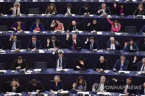 ▲ 프랑스 스트라스부르 유럽의회에서 의원들이 'AI법' 찬반투표를 하고 있다. ⓒAP/연합뉴스