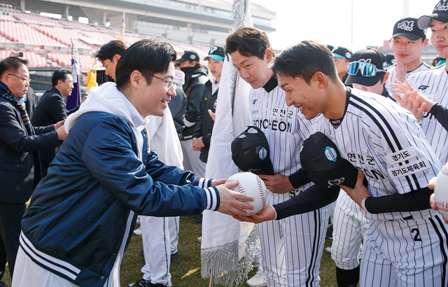 ▲ 오병권 행정1부지사가 14일 오전 수원특례시 수원KT위즈파크에서 열린 2024년 독립야구단 경기도리그 개막식에서 개막기념으로 작성한 응원메시지 사인볼을 선수단 대표에게 전달하고 있다. ⓒ경기도 제공