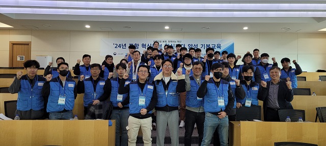 ▲ 혁신리더 기본교육에 참여한 교육생들이 기념 사진을 촬영하고 있다.ⓒ포스코