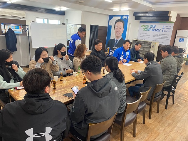 ▲ 김상헌 후보는 14일 ‘오천 환경을 생각하는 모임’ 회원들과 간담회를 가졌다.ⓒ김상헌 후보실