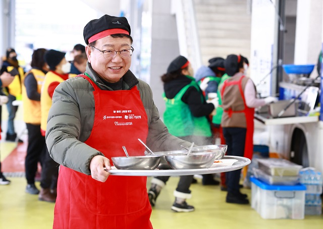 ▲ 손병복 군수가 새벽을 여는 사람들과 함께 떡국 나눔을 진행하고 있다.ⓒ울진군